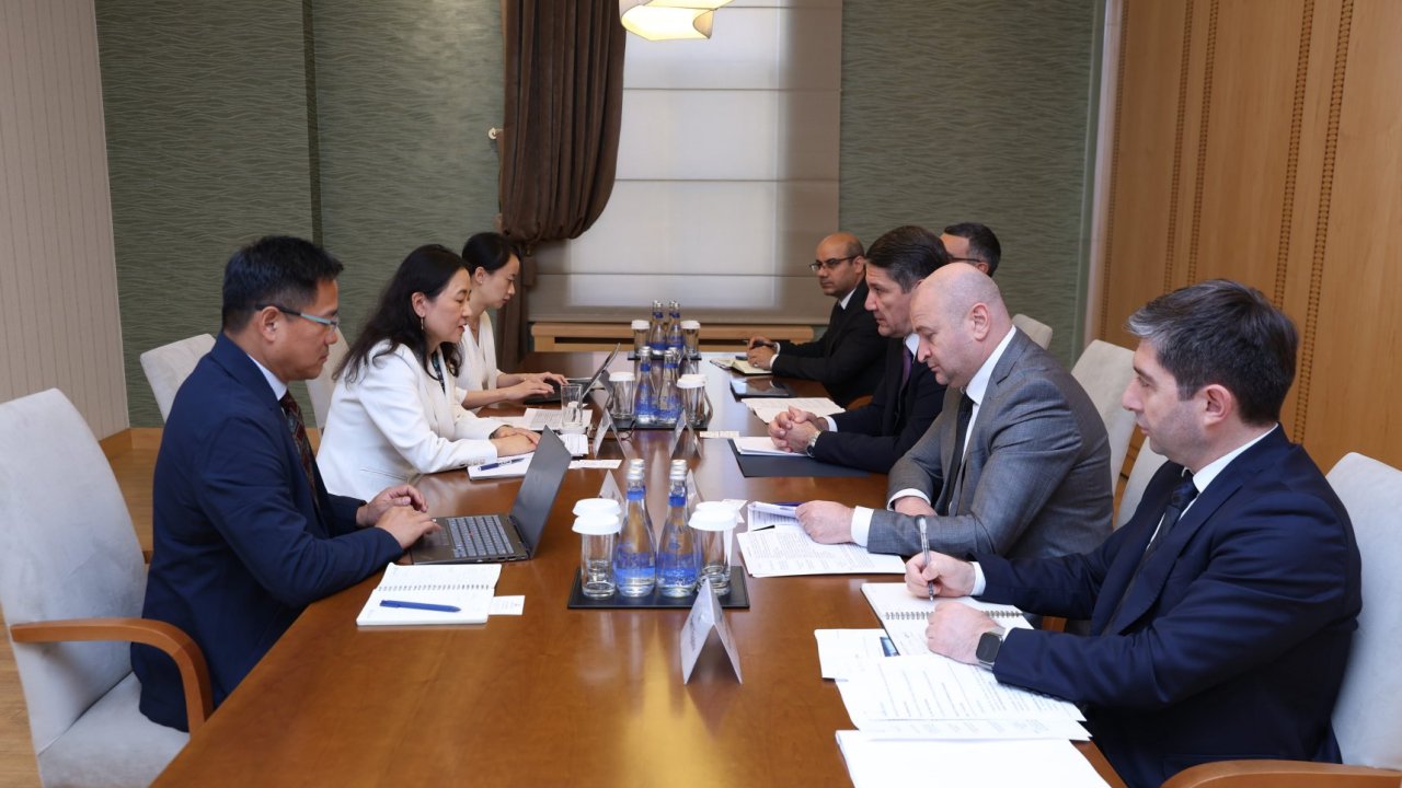 AIIB eyes expanded co-op opportunities with Azerbaijan's Finance Ministry