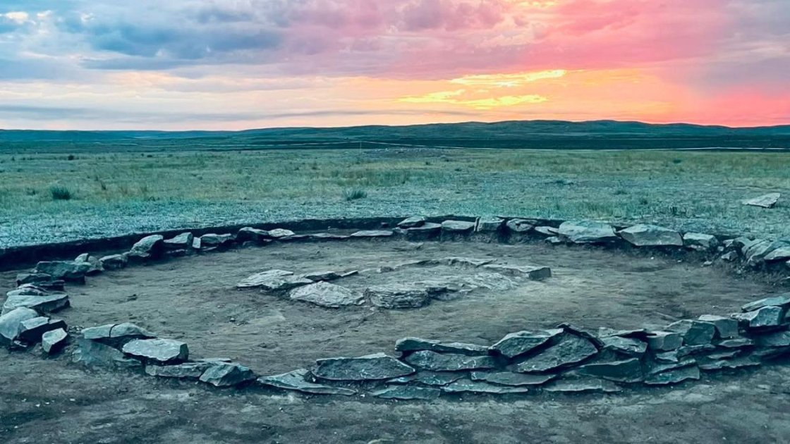 Arxeoloqlar Qazaxıstandakı qədim kurqanda nadir əşyalar tapıblar