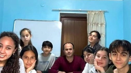 Poliqlotun formulu: Qazaxıstan kəndindəki azərbaycanlı müəllim 11 dili necə öyrəndiyi barədə danışıb