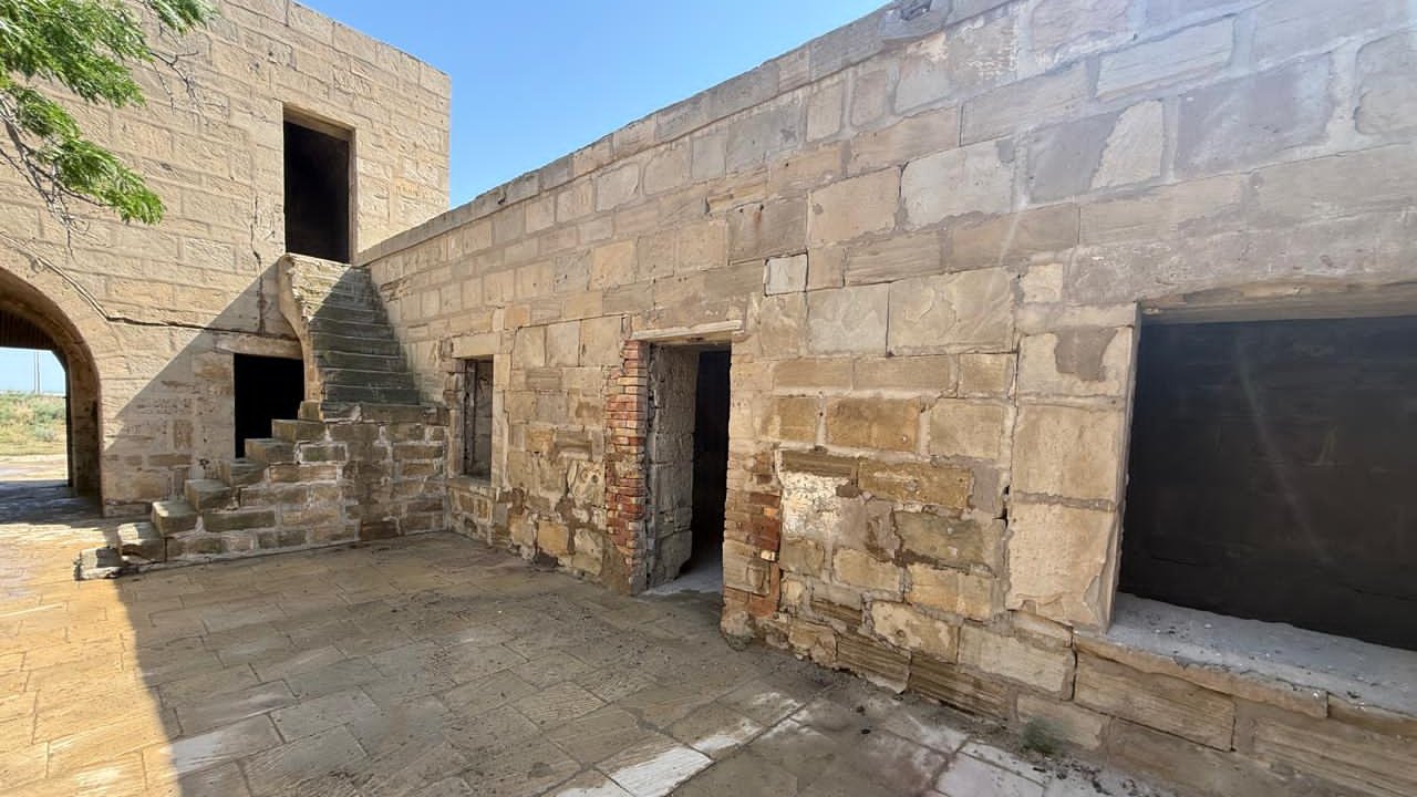 Qaradağda tarixi karvansaraya qanunsuz müdaxilənin qarşısı alınıb