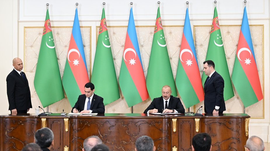 Azerbaijan and Turkmenistan exchange documents (PHOTO)