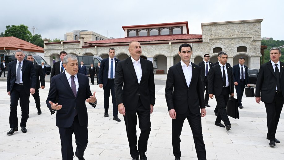 Prezidentlər İlham Əliyev və Sərdar Berdiməhəmmədov Şuşada Azərbaycanın tanınmış şəxsiyyətlərinin işğal dövründə güllələnmiş büstlərinə baxıblar