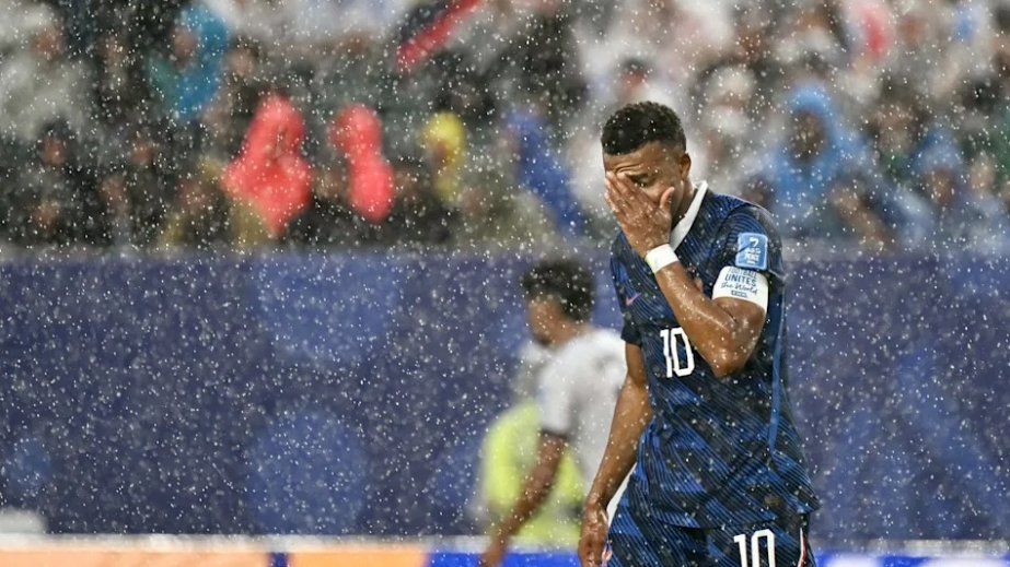 Mbappe yağış səbəbindən dayandırılan oyundan sonra meydançanın vəziyyətindən narazı qalıb