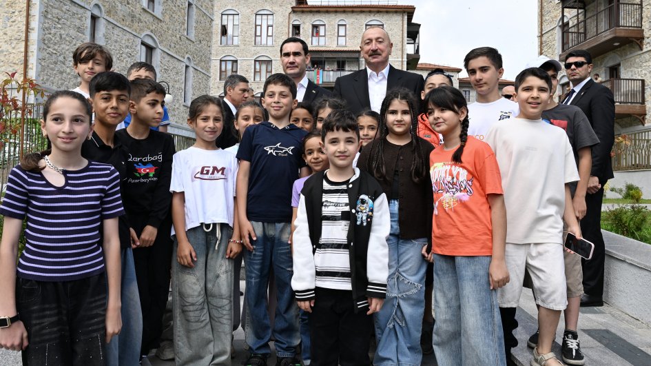 Prezident İlham Əliyev və Prezident Sərdar Berdiməhəmmədov Şuşa şəhərində inşa edilmiş birinci yaşayış kompleksində olublar