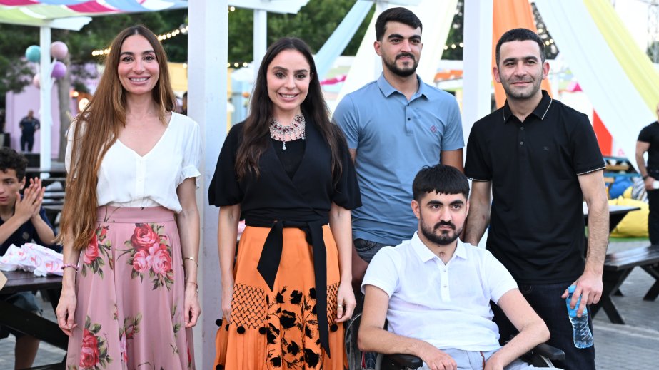 Leyla Əliyeva və Arzu Əliyeva “CandyFest” yay festivalını ziyarət edib və “Sehrli mirvari” su sirki şousunu izləyiblər