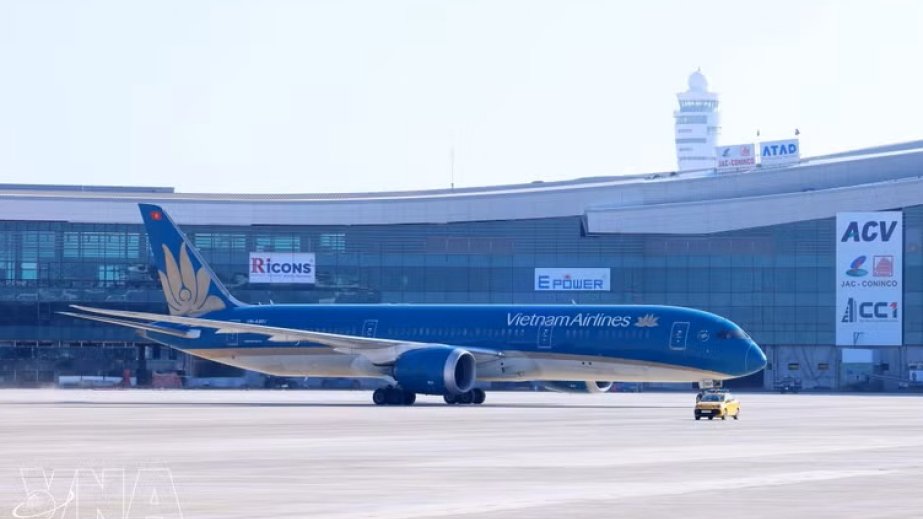 Vietnam Airlines operates special flight carrying rescue teams, relief supplies to Venezuela