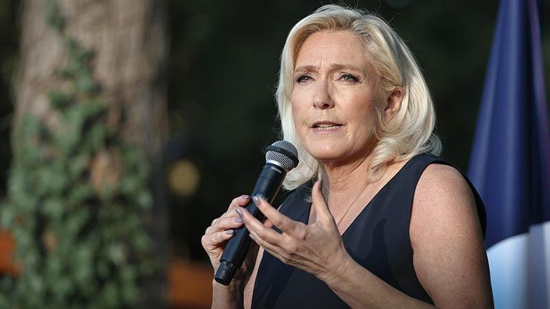 Le Pen officially announces presidential candidacy