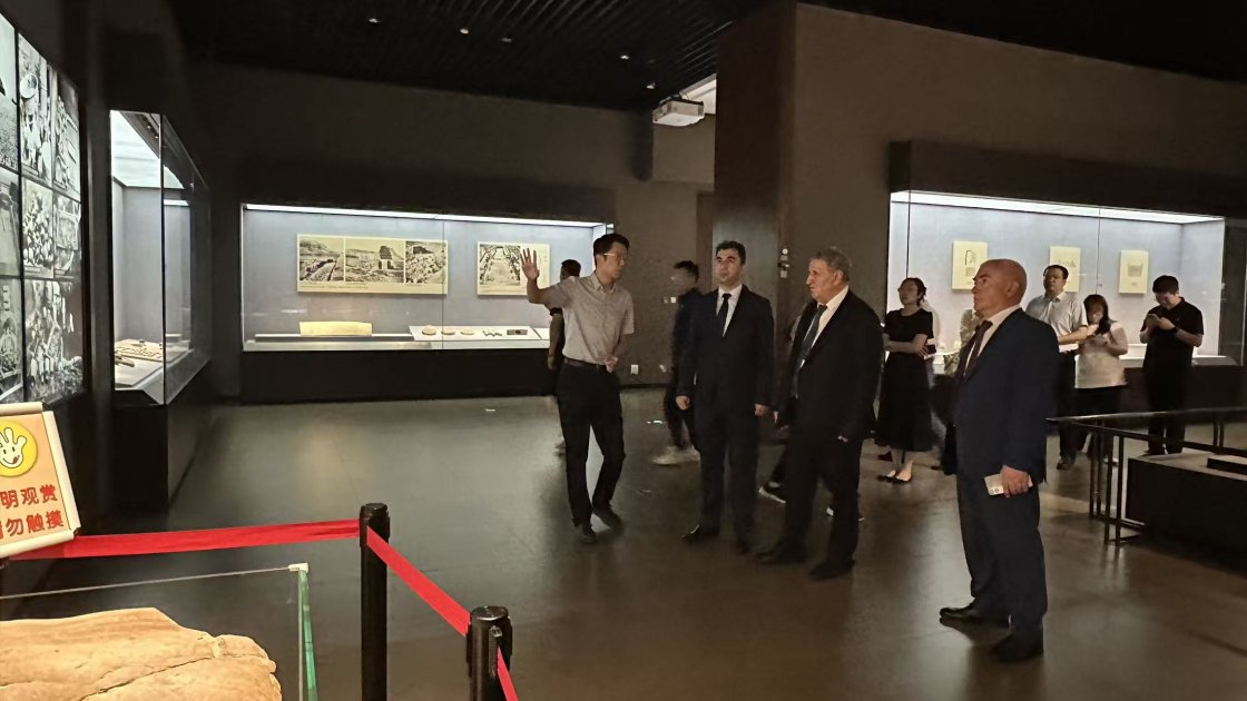 ANAS delegation tours Hebei Museum