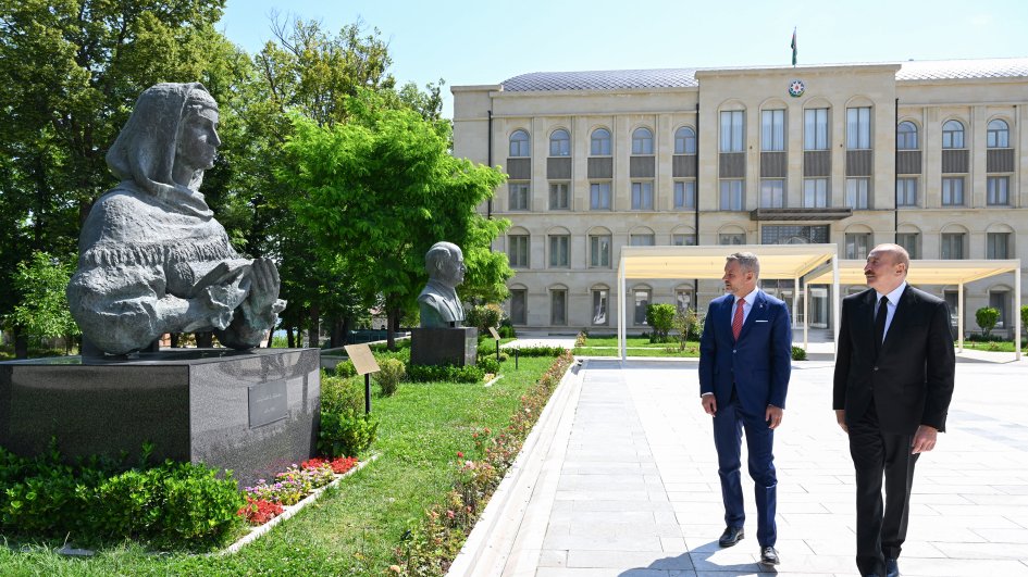 Prezidentlər İlham Əliyev və Peter Pelleqrini Şuşada Azərbaycanın tanınmış şəxsiyyətlərinin işğal dövründə güllələnmiş büstlərinə baxıblar