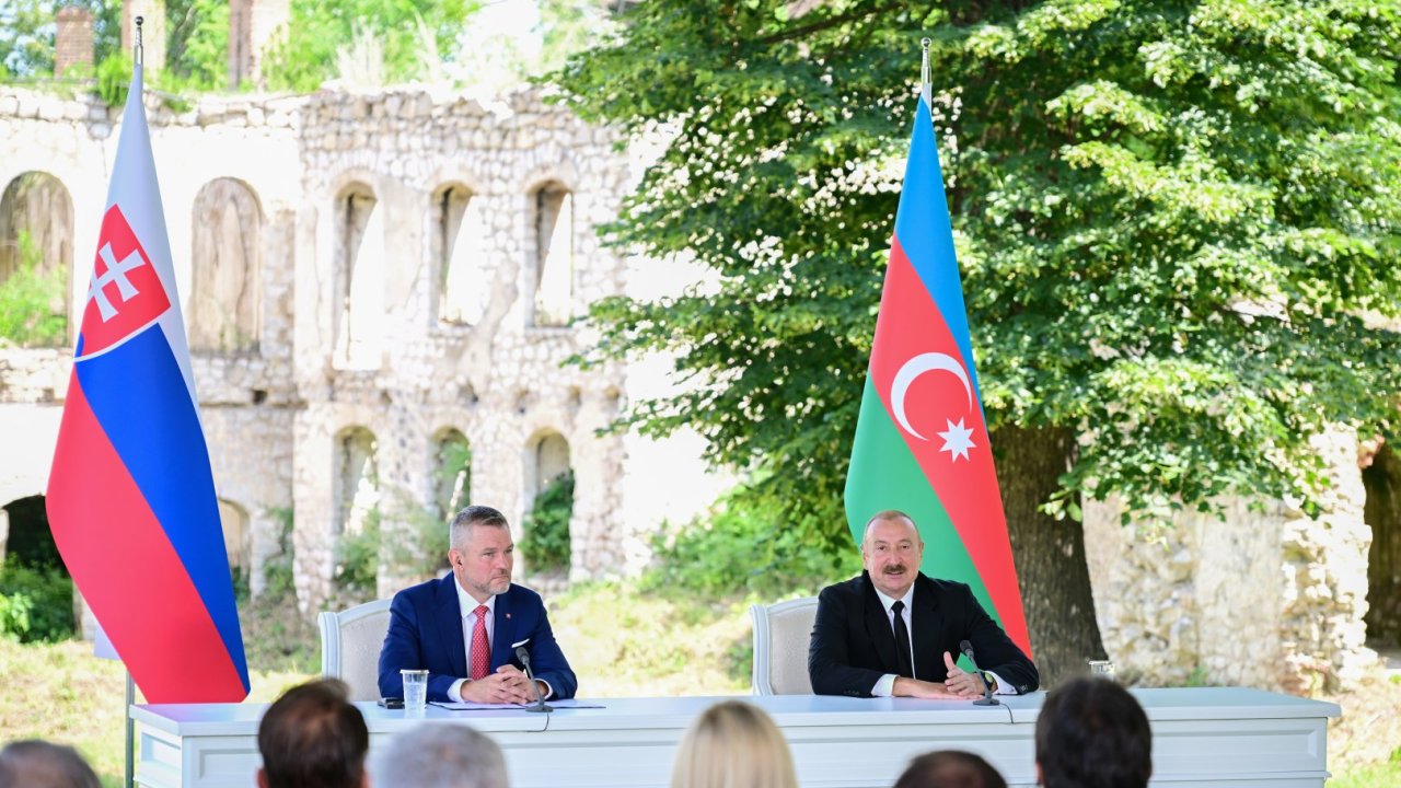 Prezident İlham Əliyev və Slovakiya Prezidenti Şuşada mətbuata bəyanatlarla çıxış ediblər