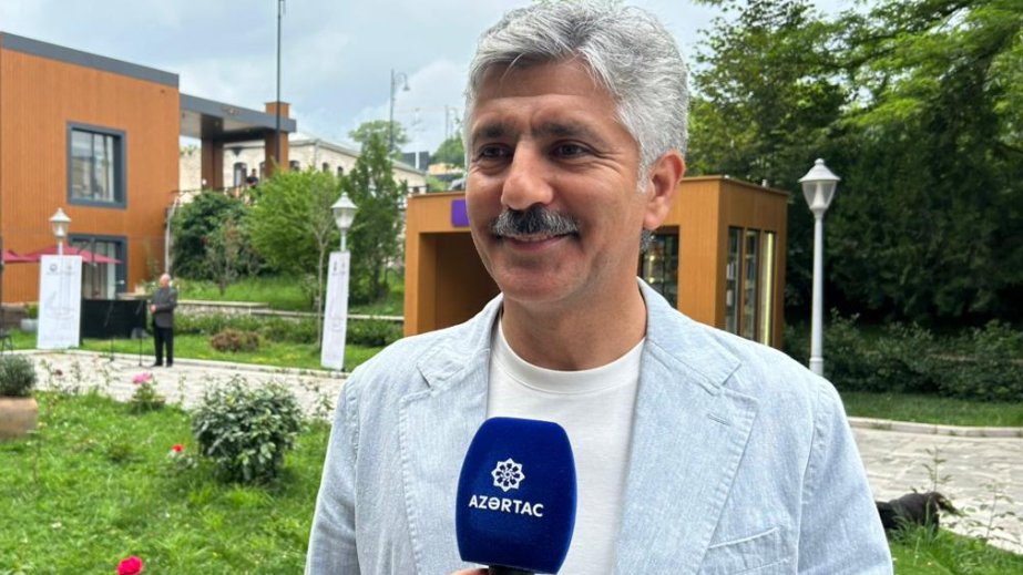 Vasif Qurbanzadə: Şuşadakı Vaqif Poeziya Günlərində “Kitab dayanacağı” köşkü istifadəyə veriləcək