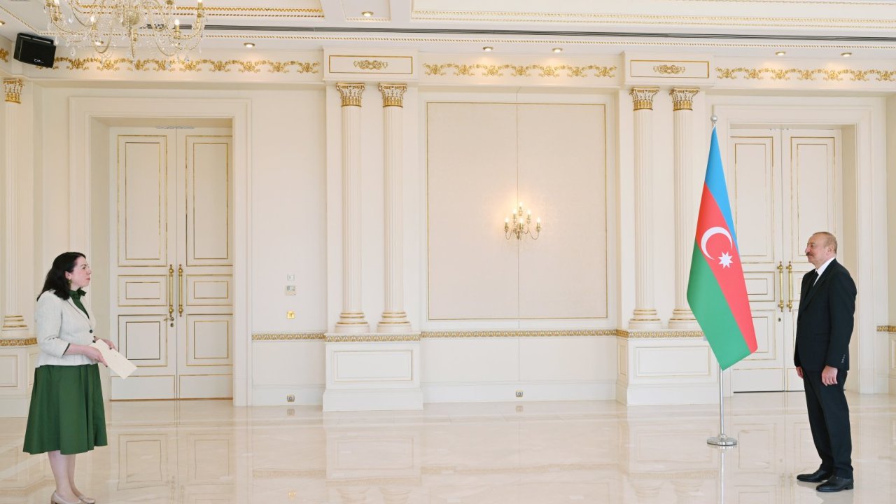 Prezident İlham Əliyev İrlandiyanın Azərbaycanda yeni təyin olunmuş səfirinin etimadnaməsini qəbul edib