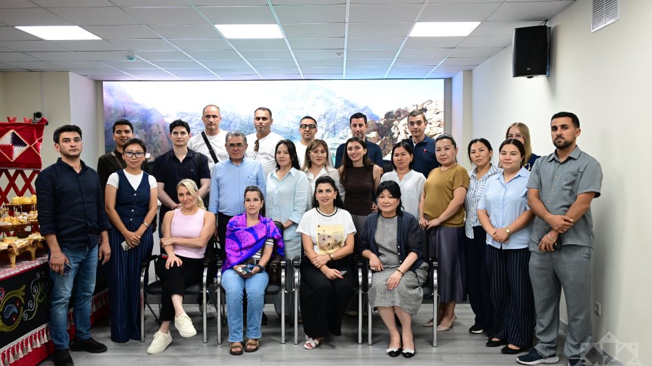 Azerbaijani journalists visit Kabar news agency as part of press tour