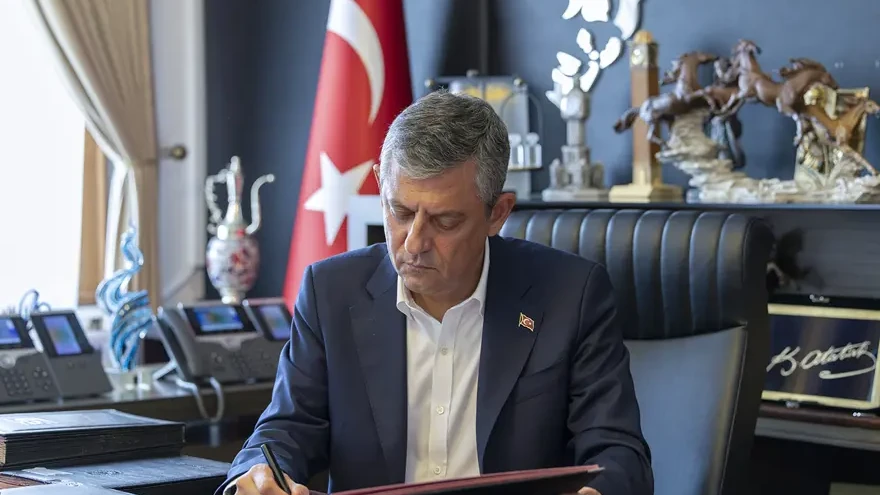 Özgür Özəl istefa verdi