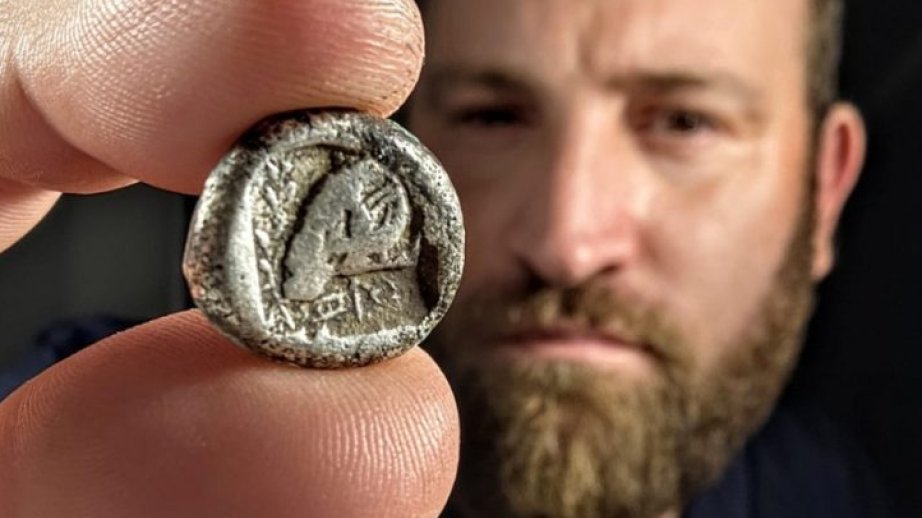 Ancient Persian-era coin from Cyprus surfaces on Israeli beach
