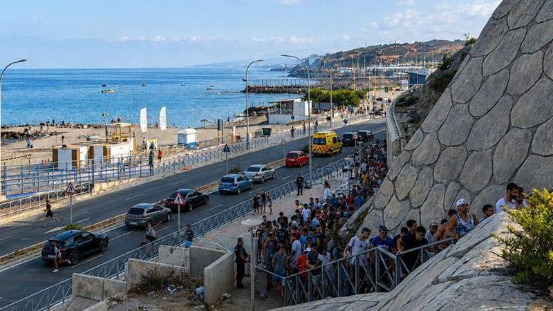 Spain sets up sea barrier against migrants