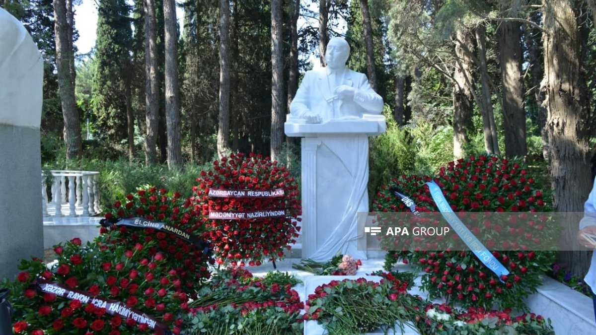 Xalq yazıçısı Elçinin qəbirüstü abidəsinin açılışı olub