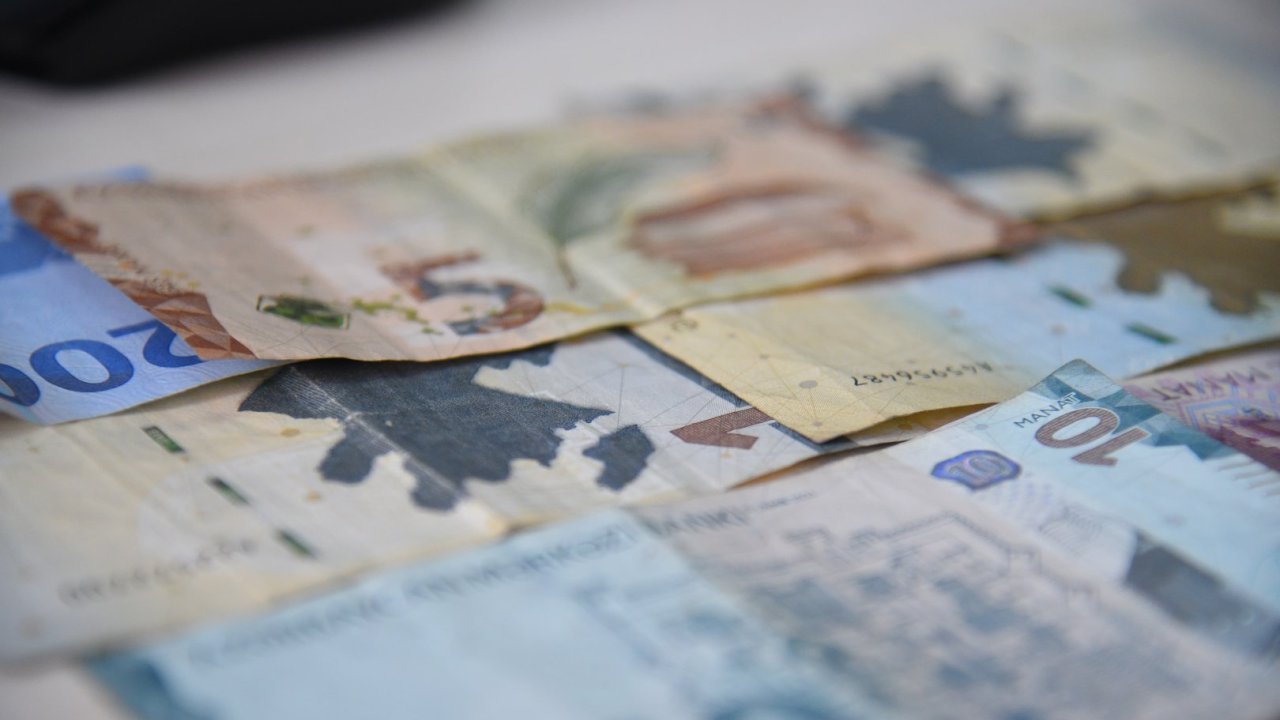 Azərbaycan banklarında manatla əmanətlər artıb