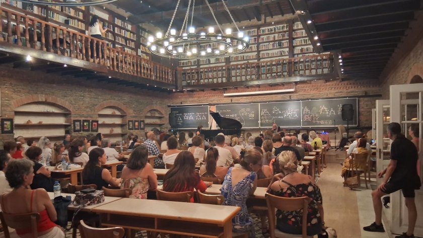İzmirdə azərbaycanlı mütəxəssisin musiqi terapiyası təqdim olunub