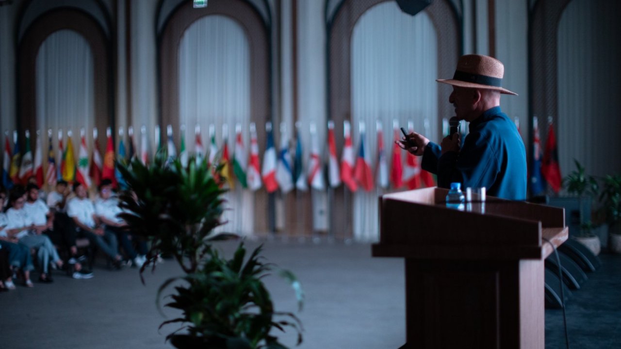 History etched in photographs: Reza Deghati meets with diaspora youth