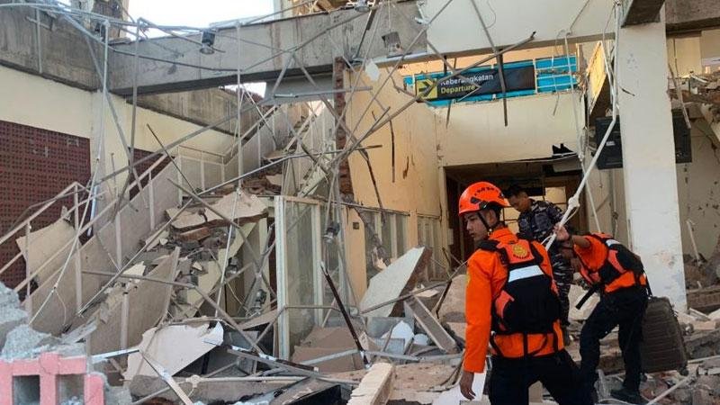 Death toll rises to 100 in 7.7 magnitude earthquake in Indonesia