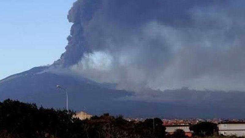 Catania Airport closed to flights due to ash emission from Mount Etna