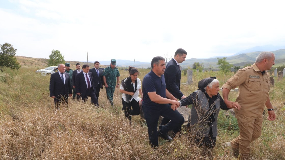 Qazaxda 34 ildən sonra şəhid ata və oğulun qəbirləri ziyarət olunub