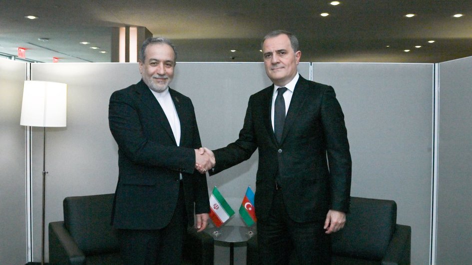 Azerbaijani and Iranian FMs discuss regional developments
