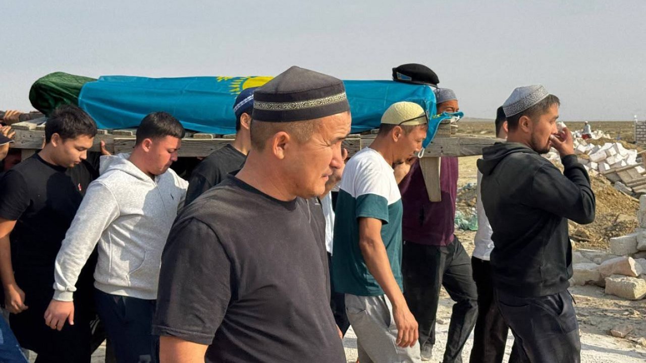 Xəzərdə həlak olan qazaxıstanlı hərbçilərlə vida mərasimi keçirilib
