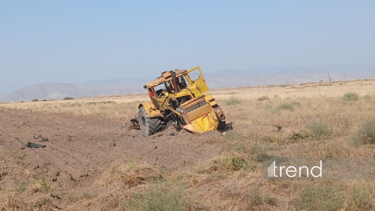 Laçında traktor minaya düşüb
