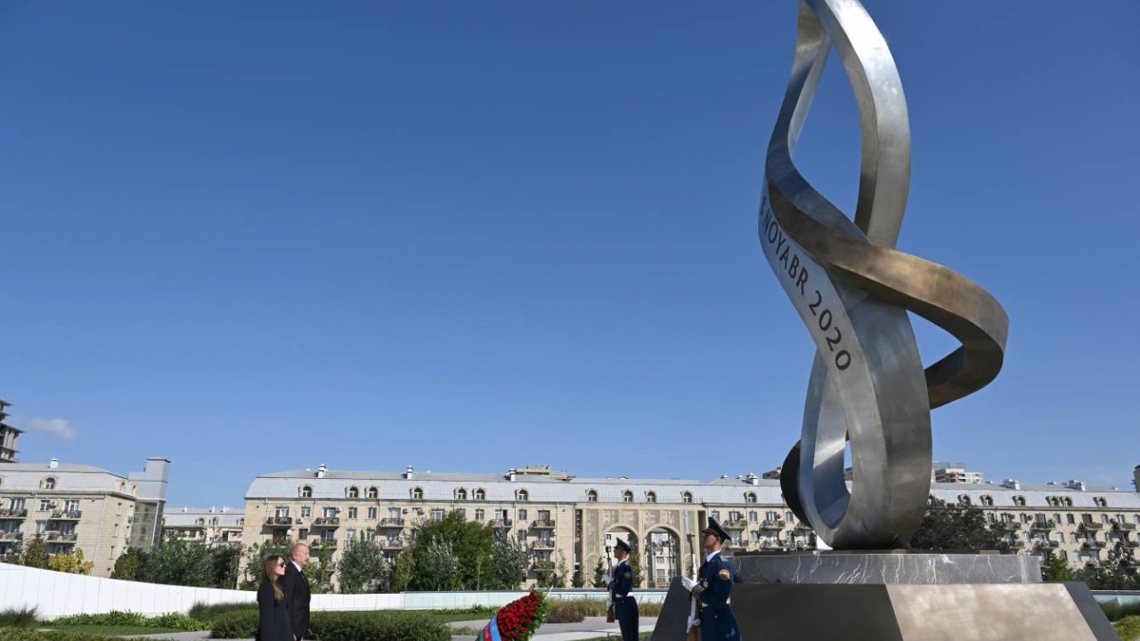 President Ilham Aliyev, First Lady Mehriban Aliyeva visit Victory Park in Baku on Remembrance Day