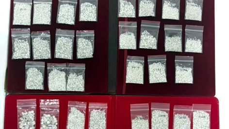 Gömrük əməkdaşları 4 milyon dollarlıq brilyant qaşların Azərbaycana qanunsuz gətirilməsinin qarşısını alıb