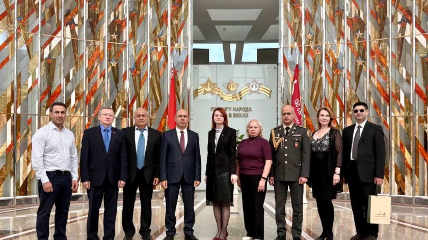 Azərbaycan qəhrəmanlarından bəhs edən kitab Belarus muzeyinə təqdim olunub
