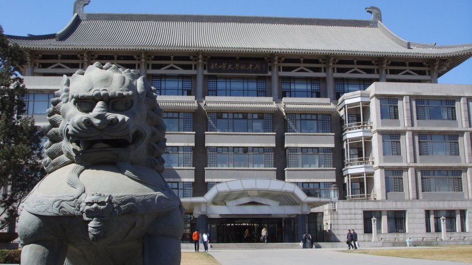 Azerbaijani language classes resume at Peking University