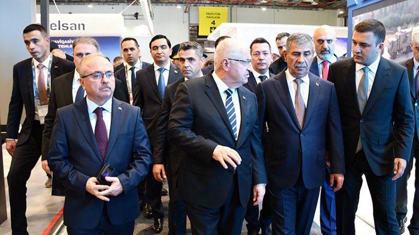 Azərbaycanın və Türkiyənin müdafiə nazirləri "ADEX 2026" sərgisini ziyarət ediblər