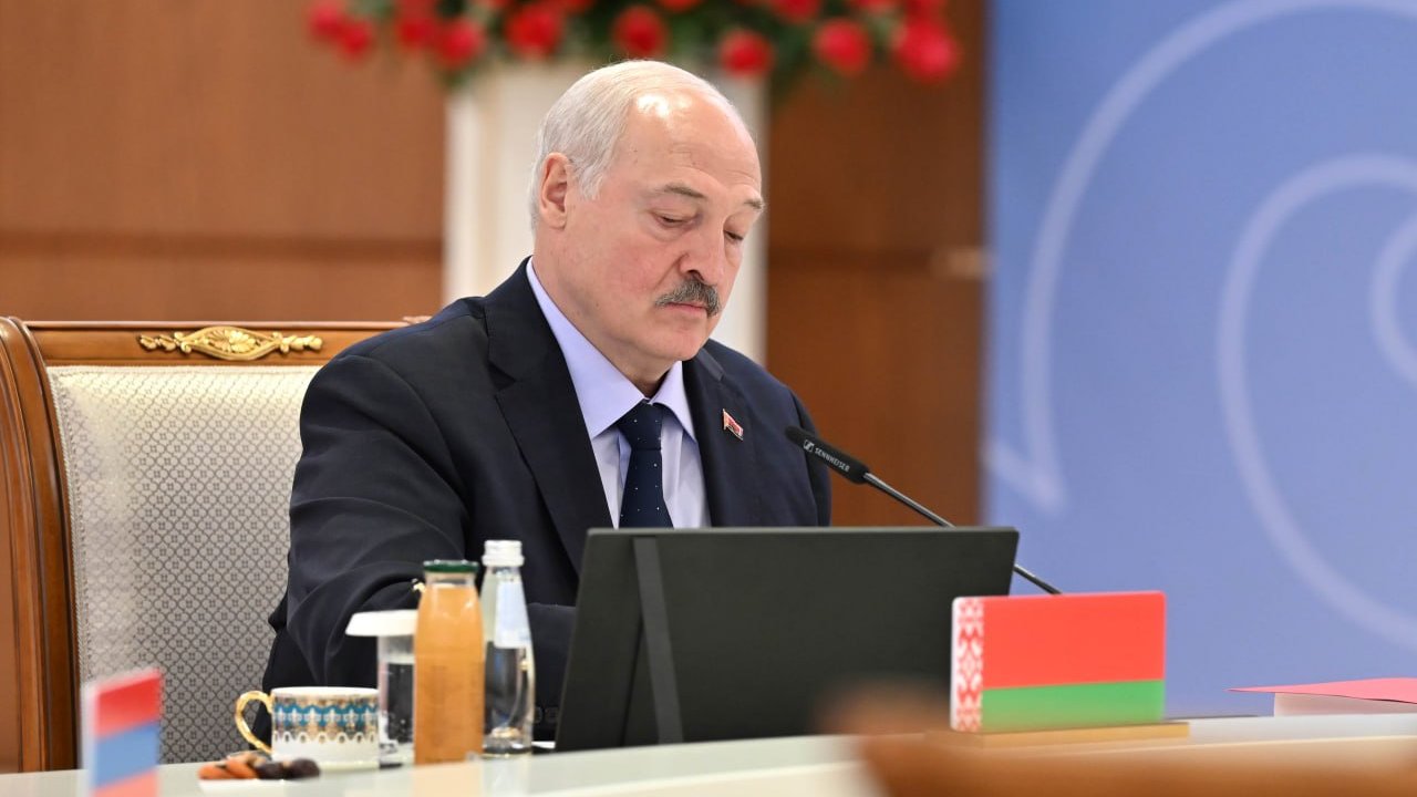 Lukaşenko Ermənistanı Avrasiya İttifaqını tərk etməyə tələsməməyə çağırıb