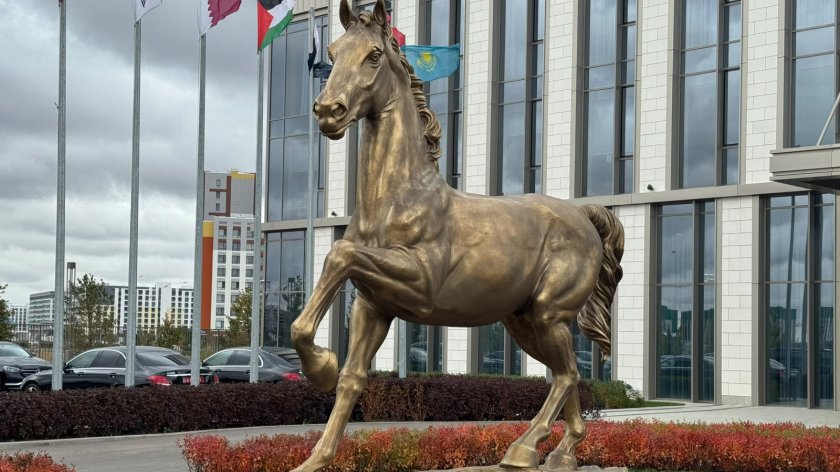 Astanada Azərbaycanın AQEM-ə hədiyyəsi olan Qarabağ atının heykəlinin açılışı olub