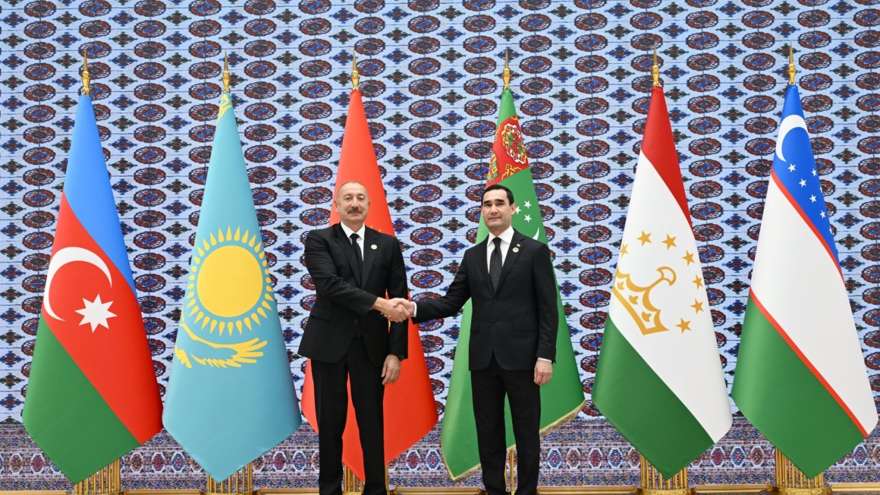 Prezident İlham Əliyev Azərbaycan və Mərkəzi Asiya Dövlət Başçılarının 8-ci Məşvərət görüşündə iştirak etmək üçün “Avaza” Kompleksinə gəldi