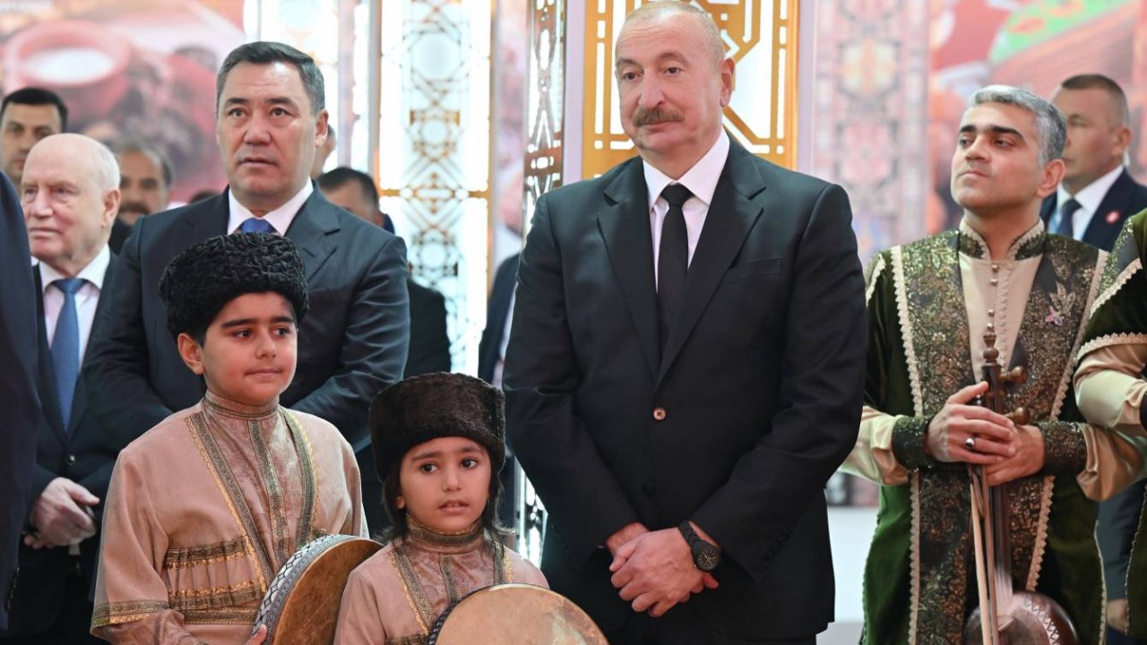 Türkmənbaşıdakı festivalda Prezident İlham Əliyevin uşaqlarla görüşündən təsirli görüntülər (VİDEO)