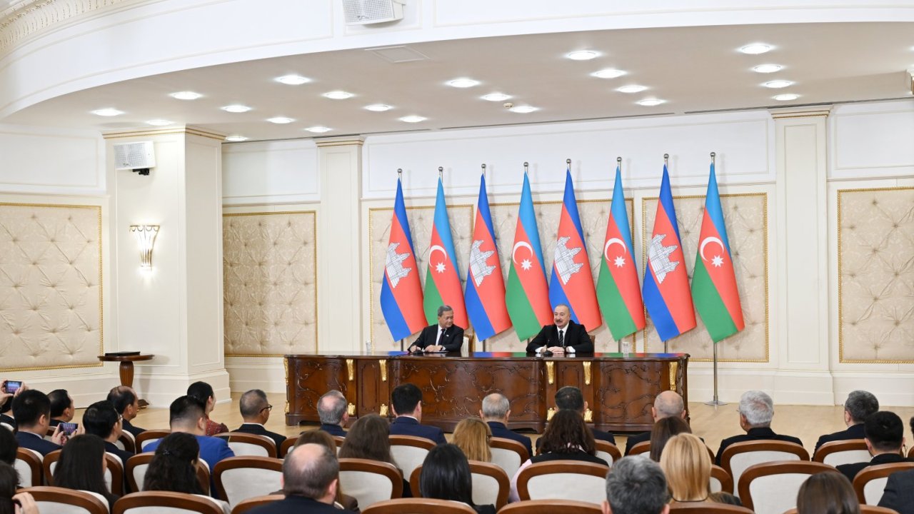Prezident İlham Əliyev və Kambocanın Baş naziri mətbuata bəyanatlarla çıxış edirlər
