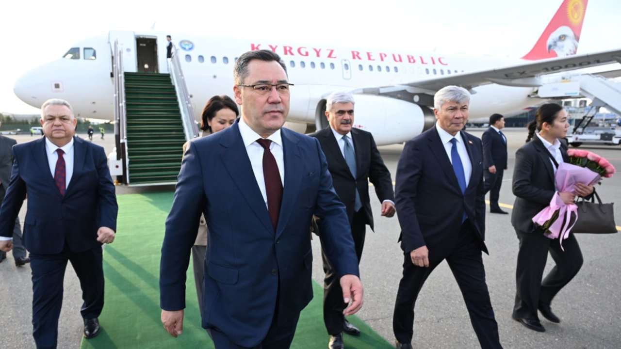 Qırğızıstan Prezidenti AQEM-in Zirvə Toplantısında iştirak etmək üçün Azərbaycana səfərə gəlib