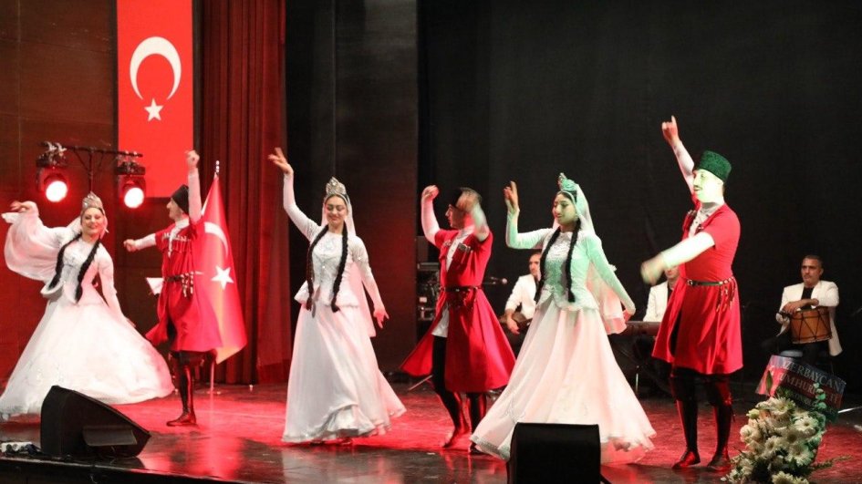 Qarsda “Azərbaycan incəsənət həftəsi”: Konsert və moda nümayişi