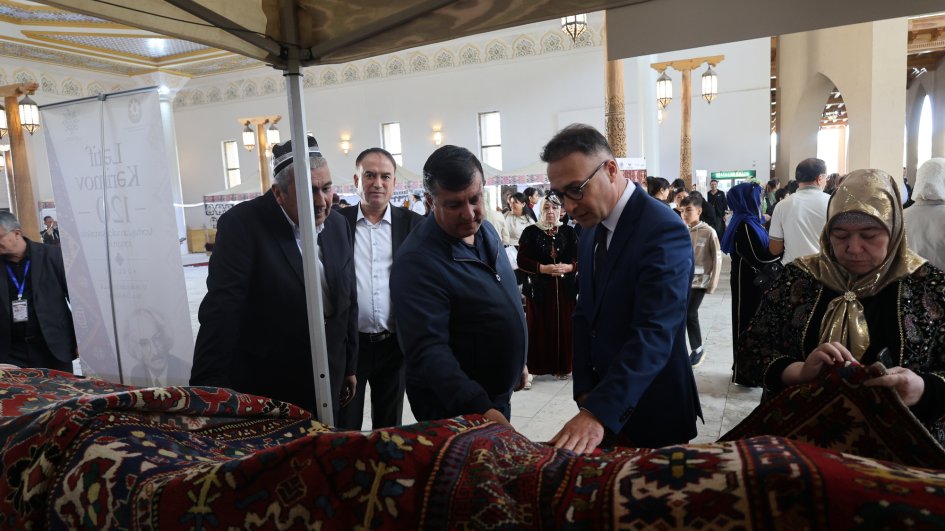 Lətif Kərimovun irsi Xivədə beynəlxalq xalça sərgi-festivalında təqdim olunub